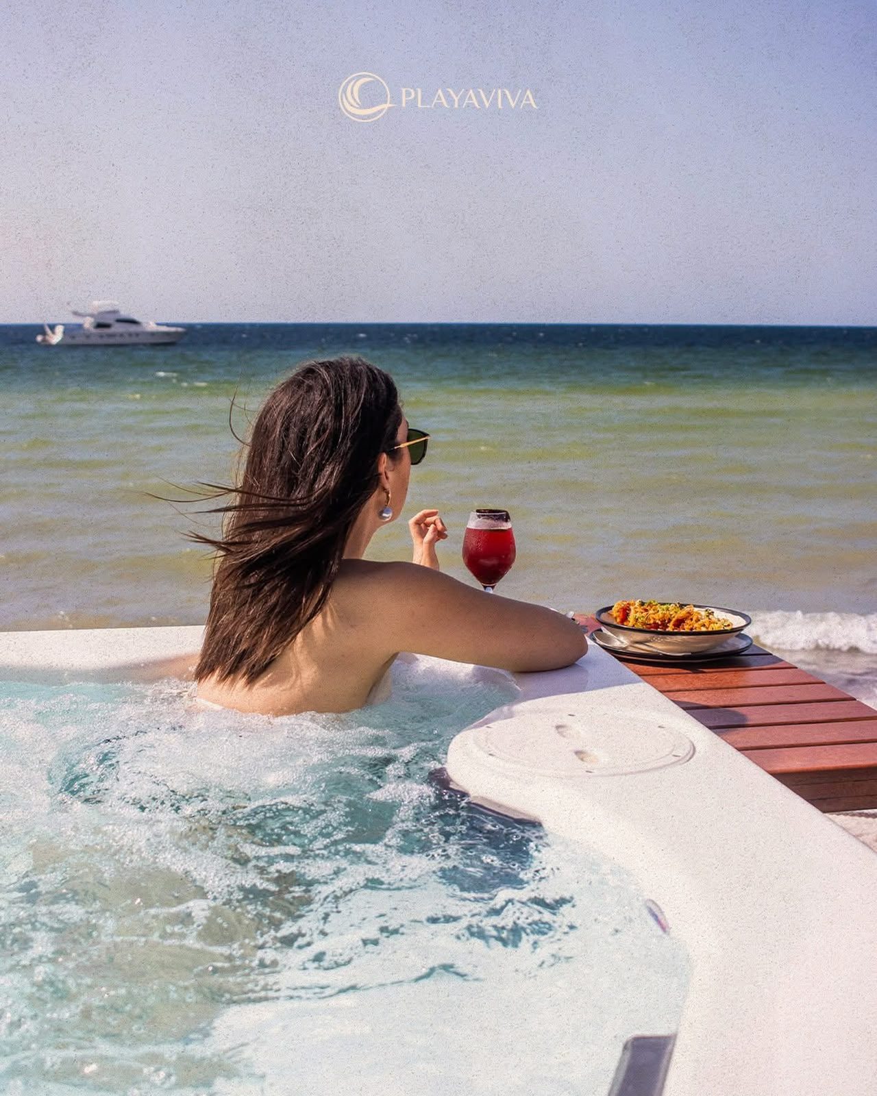 Jacuzzi frente al mar en Playaviva Beach Club